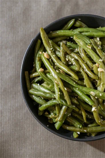 שעועית ירוקה (עם שום ושומשום)